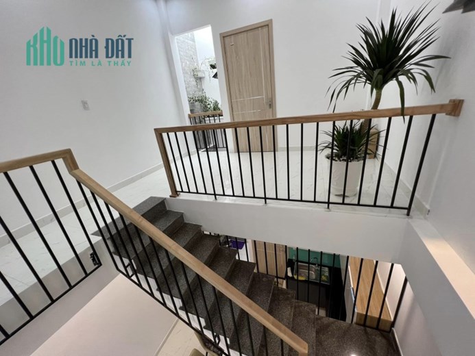 Nhà 2 tầng Trần Cao Vân sát Lê Độ kiệt thẳng thông gần đường
