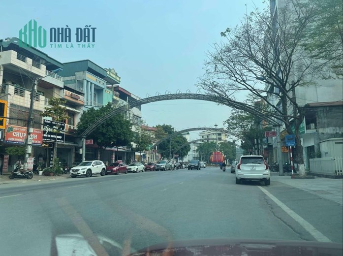 Bán nhà 3 tầng dt 100 m2 với giá chưa tới 10 tỷ đồng tại đường Hoàng Liên (là đường Hoàng Sào cũ),