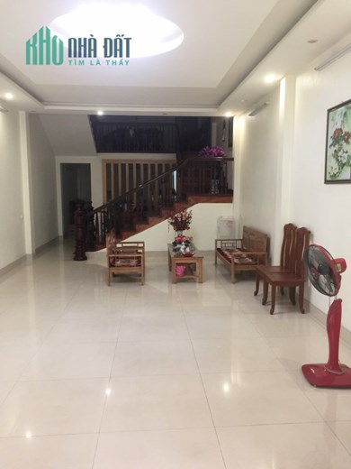 Bán nhà 3 tầng dt 100 m2 với giá chưa tới 10 tỷ đồng tại đường Hoàng Liên (là đường Hoàng Sào cũ),