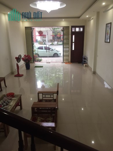Bán nhà 3 tầng dt 100 m2 với giá chưa tới 10 tỷ đồng tại đường Hoàng Liên (là đường Hoàng Sào cũ),