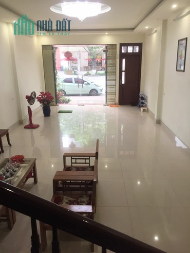 Bán nhà 3 tầng dt 100 m2 với giá chưa tới 10 tỷ đồng tại đường Hoàng Liên (là đường Hoàng Sào cũ),