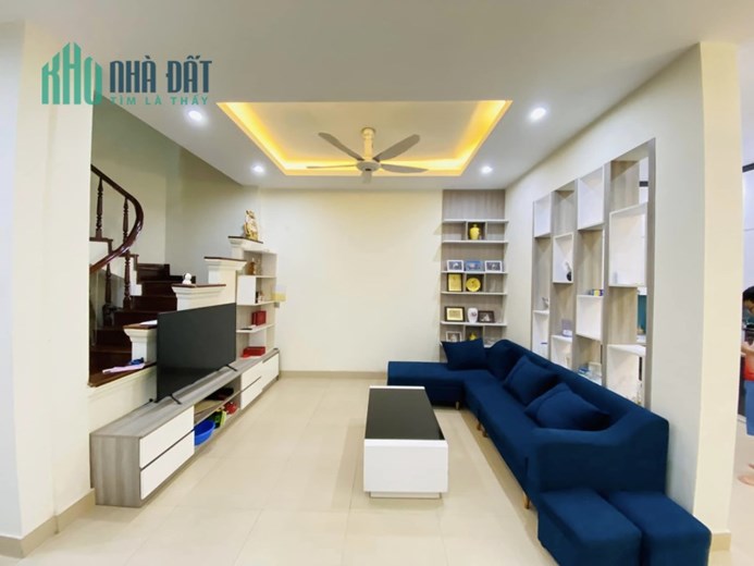 Bán nhà GẦN ROYAL CITY 65m2, MT 6.3m chỉ 6 Tỷ 5 GẦN Ô TÔ, GẦN PHỐ, BÃI ĐỂ XE Lh 0969356066