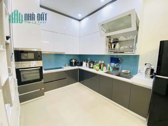 Bán nhà GẦN ROYAL CITY 65m2, MT 6.3m chỉ 6 Tỷ 5 GẦN Ô TÔ, GẦN PHỐ, BÃI ĐỂ XE Lh 0969356066
