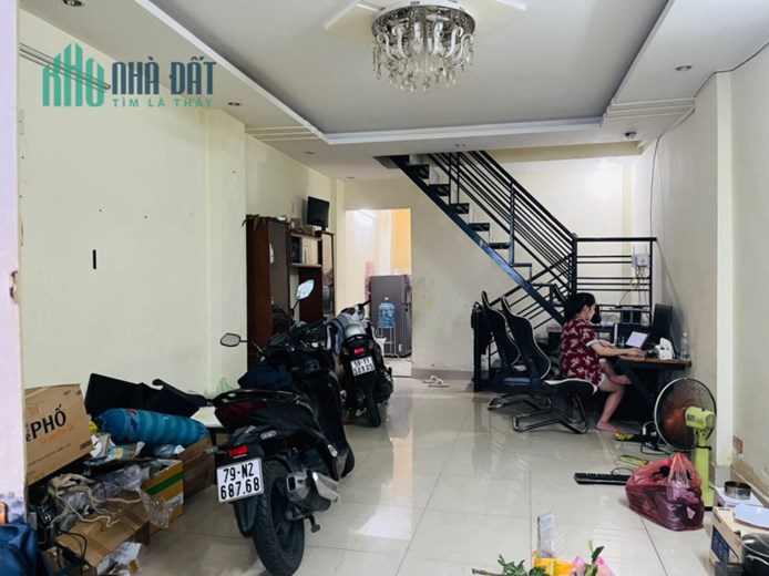 Chủ gửi bán căn nhà gần bệnh viện Hồng Đức P10
-- Diện tích : Ngang 4m dài 13.5m sổ cn đủ 54m2
--