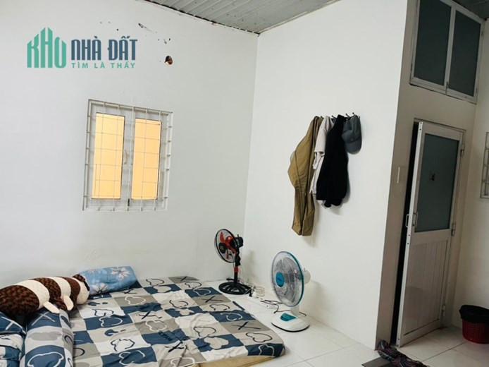 Chủ gửi bán căn nhà gần bệnh viện Hồng Đức P10
-- Diện tích : Ngang 4m dài 13.5m sổ cn đủ 54m2
--