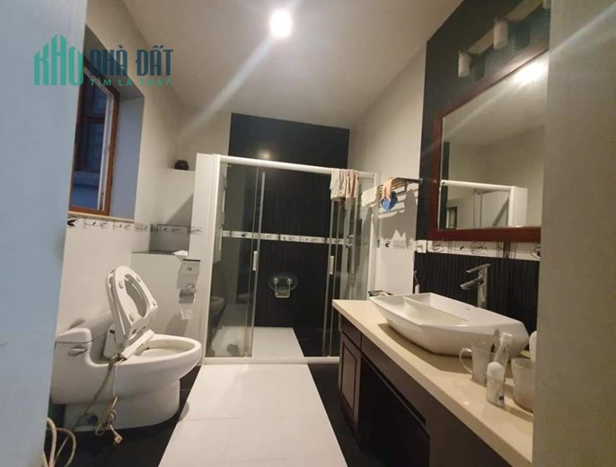 Anh Tiến bán gấp nhà liền kề 6B Làng việt kiều Châu Âu, MT 8m, 96m2 chỉ 13.68 tỷ. Lh 0989.62.6116