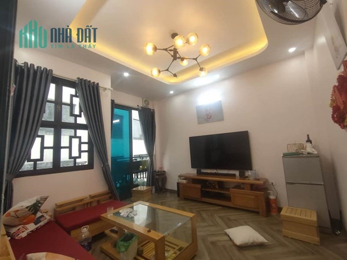 Cho Thuê nhà 4 tầng, 1 hầm, mặt phố Đê La Thành, 135m2, mt5.5m, KD, 100 triệu.