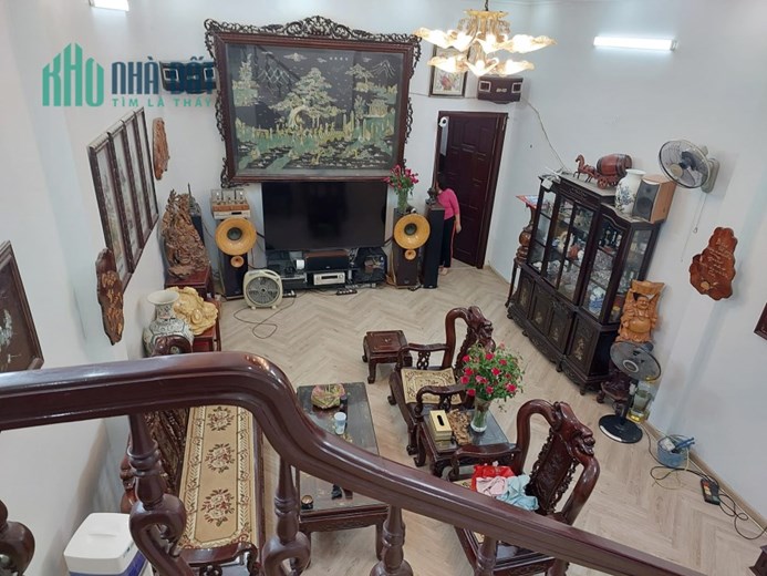 Cho Thuê nhà 4 tầng, 1 hầm, mặt phố Đê La Thành, 135m2, mt5.5m, KD, 100 triệu.
