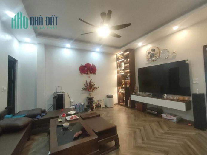 Cho Thuê nhà 4 tầng, 1 hầm, mặt phố Đê La Thành, 135m2, mt5.5m, KD, 100 triệu.