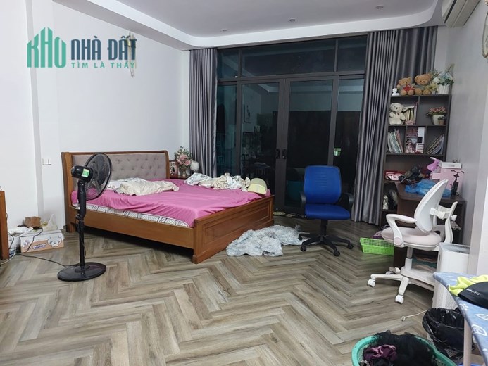 Cho Thuê nhà 4 tầng, 1 hầm, mặt phố Đê La Thành, 135m2, mt5.5m, KD, 100 triệu.
