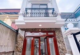 nhà mới 5 tầng 40 m2 XÓM 4 ĐÔNG DƯ  chỉ 2, 5 tỷ