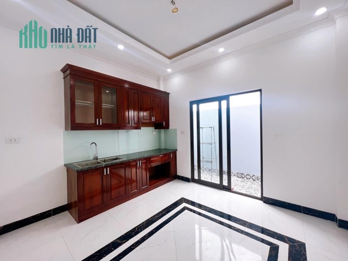 nhà mới 5 tầng 40 m2 XÓM 4 ĐÔNG DƯ  chỉ 2, 5 tỷ