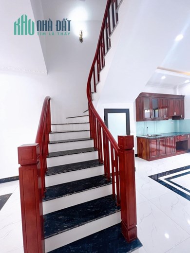 nhà mới 5 tầng 40 m2 XÓM 4 ĐÔNG DƯ  chỉ 2, 5 tỷ
