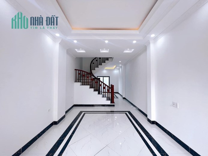 nhà mới 5 tầng 40 m2 XÓM 4 ĐÔNG DƯ  chỉ 2, 5 tỷ