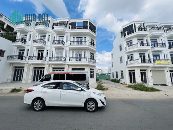 Bán nhà mặt tiền Hồ Văn Long, đối diện chợ, DT 250m2, xây 1 trệt 3 lầu, SHR LH 0908714902