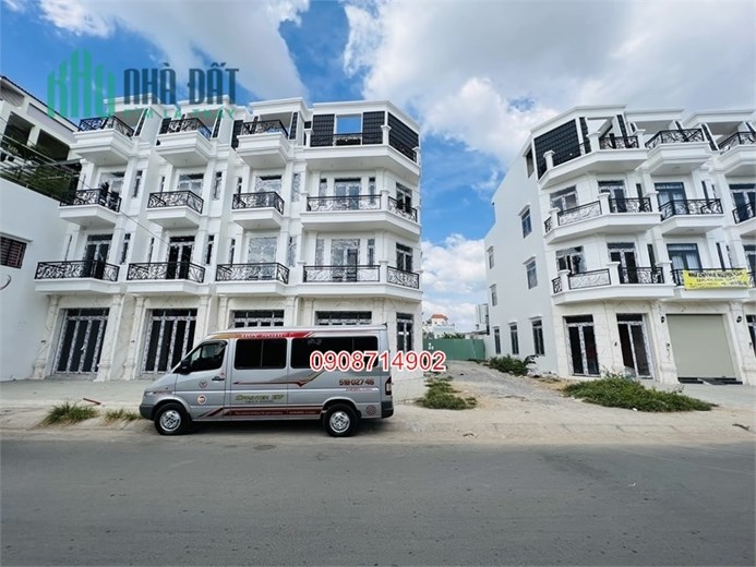 Bán nhà mặt tiền Hồ Văn Long, đối diện chợ, DT 250m2, xây 1 trệt 3 lầu, SHR LH 0908714902