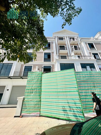 Cho thuê căn Manhattan mặt tiền NXLP ngang 8m, đối diện trường học và bệnh viện quốc tế, hoàn thiện