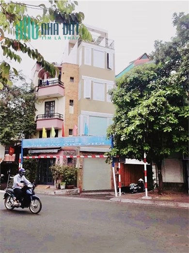 Không gian sống tiện nghi, sân rộng, mặt tiền đường Phan Tây Hồ, 53m2x5 tầng, 12.2 tỷ
