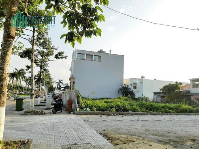 Chính chủ bán 3 lô đất liền kề MT Hùng Vương Tp Tam Kỳ, SHR, 8.8 tỷ/lô. Lh:0366397969