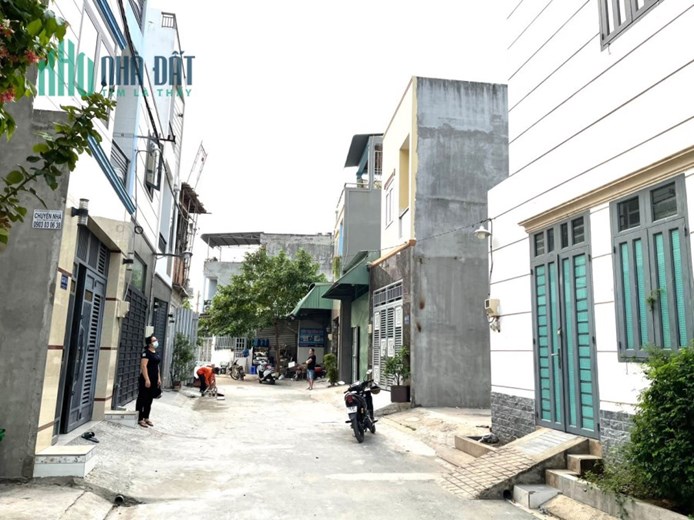 Lô đất đường 835 phú hữu DT 50m vị trí đẹp giá tốt