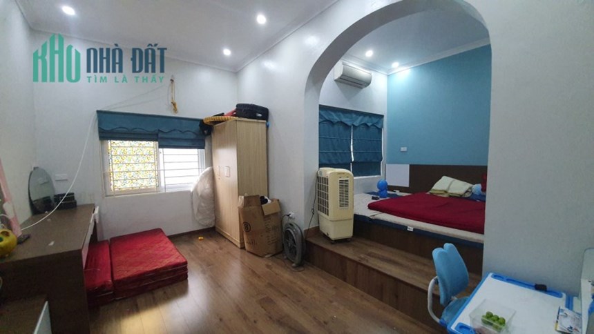 Bán nhà Mai Động, 3 tầng, 5 phòng rộng, Dt 102m, giá hơn 9 tỷ.