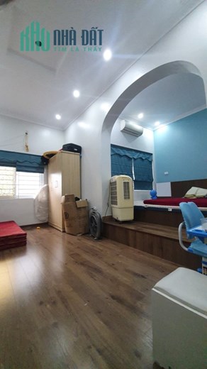 Bán nhà Mai Động, 3 tầng, 5 phòng rộng, Dt 102m, giá hơn 9 tỷ.