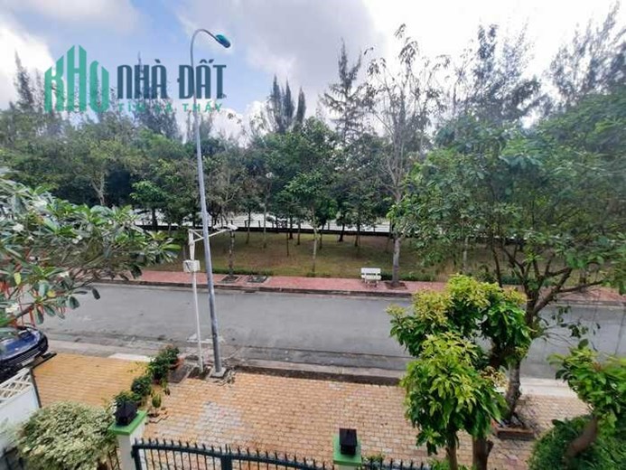 Biệt Thự Sân Vườn Ven Sông, 312m2, 2 tầng, 18m x 23m, Giá 30 Tỷ, ngay KDC Trung Sơn