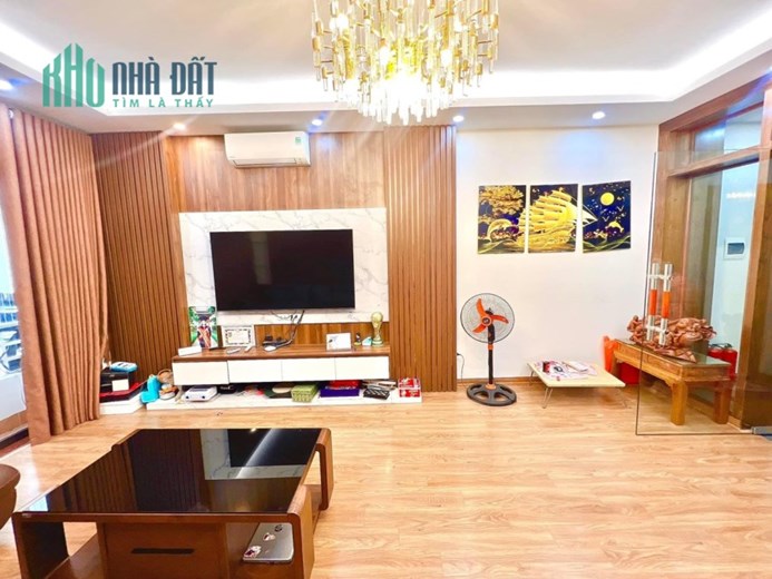 Bán nhà riêng chính chủ, 65m Đống Đa, giá 12,5 tỷ, ngõ thông, ô tô, 1 nhà ra phố. Ở ngay.