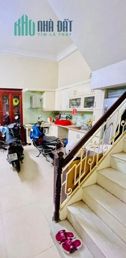 Bán nhà phố Trần Quốc Hoàn, Cầu Giấy, 41m, 4 tầng, mặt tiền 4.2m, kinh doanh, ô tô