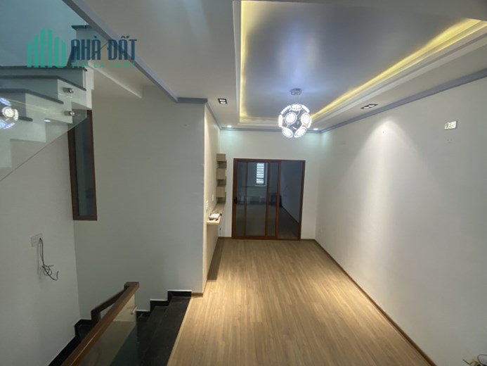 Bán nhà Mặt tiền đường Tiểu La, Quận Hải Châu. Nhà 3 tầng, DT 90 m2. Đường Ô tô. Gần Công viên Châu