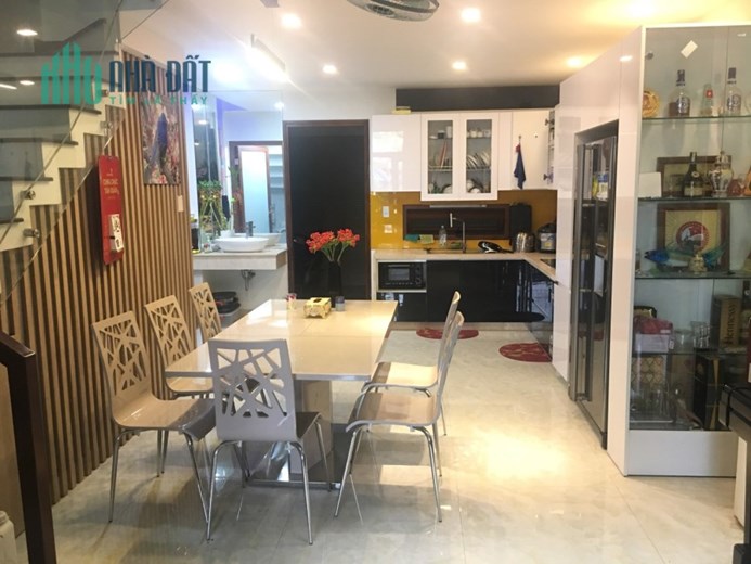 Bán nhà Mặt tiền đường Tiểu La, Quận Hải Châu. Nhà 3 tầng, DT 90 m2. Đường Ô tô. Gần Công viên Châu
