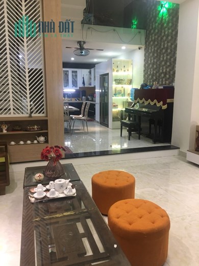 Bán nhà Mặt tiền đường Tiểu La, Quận Hải Châu. Nhà 3 tầng, DT 90 m2. Đường Ô tô. Gần Công viên Châu