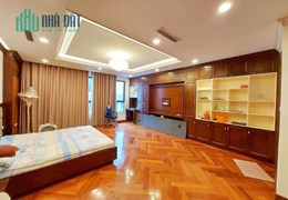 NHÀ ĐẸP ở ngay phường Phúc Đồng,sân vườn tiểu cảnh 128M,5 tầng, ô tô vào sân,nhỉnh 7 tỷ