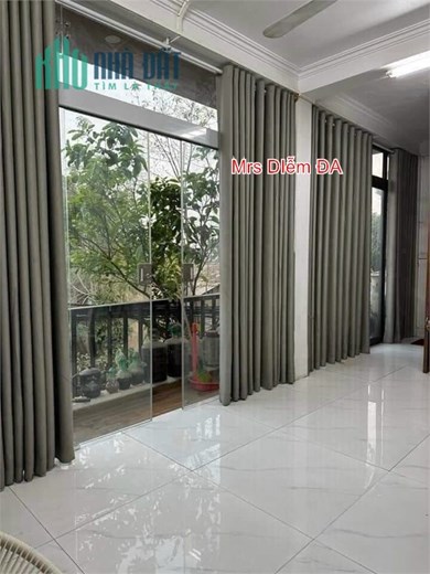 Chỉ 2.35 tỷ, kinh doanh. Cần bán ngôi nhà 3 tầng lô góc ngay ngã 5 Cầu Đuống, Yên Viên,
