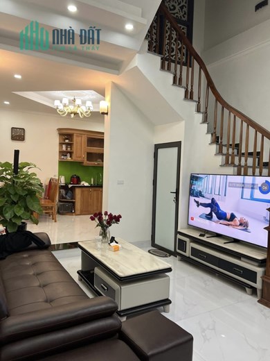 Cần bán gấp nhà Khương Đình quận Thanh Xuân 50m2 MT4.3m nhà đẹp ở ngay ngõ ba gác tránh SH