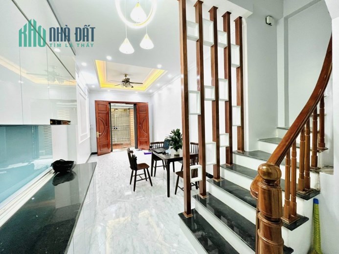Bán Nhà Ngã 4 Sở 35m x 5 Tầng Nhà Mới Ô Tô Đỗ Cổng Giá 3.65 Tỷ.
