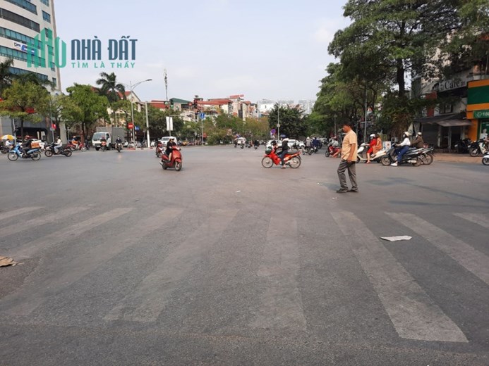 NHÀ 70M2 LÔ GÓC MẶT PHỐ TRẦN KHÁT CHÂN CHỈ 18,5 TỶ.