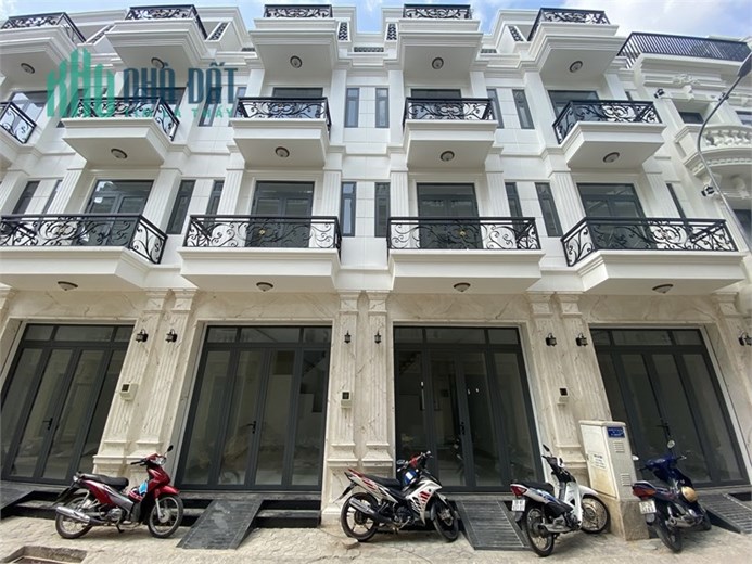 Bán nhà 1T 3L DT 4,5m x 18m MTKD Tô Hiệu Hòa Bình cách Đầm Sen