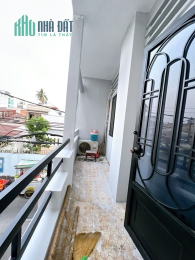 Bán nhà RẺ Hẻm  Xe hơi ngũ trong nhà 
Ngang 6.2 x 6.5 m- 2 tấm dưới 4.9 tý Nguyễn Khoái Q4
ĐÃ