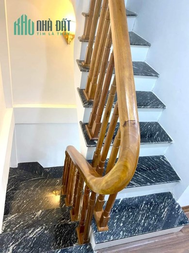SIÊU HIẾM  BÁN NHÀ HÀNG XÓM VINCOM NGUYỄN CHÍ THANH  42M2 3TẦNG GIÁ 5TỶ5  NỘI THẤT FULL GỖ LIM  Ô