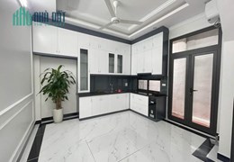 BÁN NHÀ PHỐ NGUYỄN SƠN, DT 92M, 5T, 7.5 TỶ, Ô TÔ NGỦ TRONG NHÀ, DIỆN TÍCH RỘNG, GIÁ RẺ