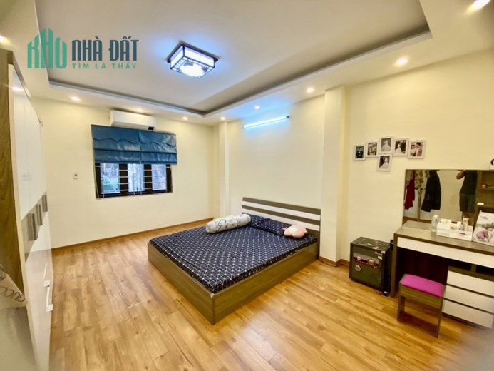 Bán nhà Nam Dư, Lĩnh Nam, 45m2, 5T, Full nội thất,Ô tô đỗ cửa, View Hồ, Nhỉnh 3 tỷ