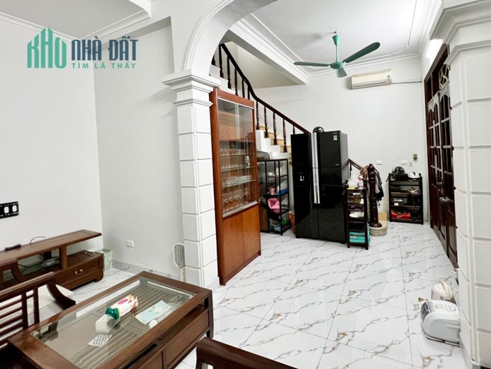 Chính chủ bán gấp giá mềm thương lượng thoải mái, sổ đỏ trong két, ngõ 40 Xuân Diệu, Tây Hồ, Hà Nội