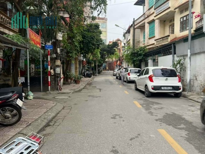 BÁN NHÀ PHỐ NGỌC LÂM 42M , 3,2 TỶ, NGÕ THÔNG GẦN PHỐ.