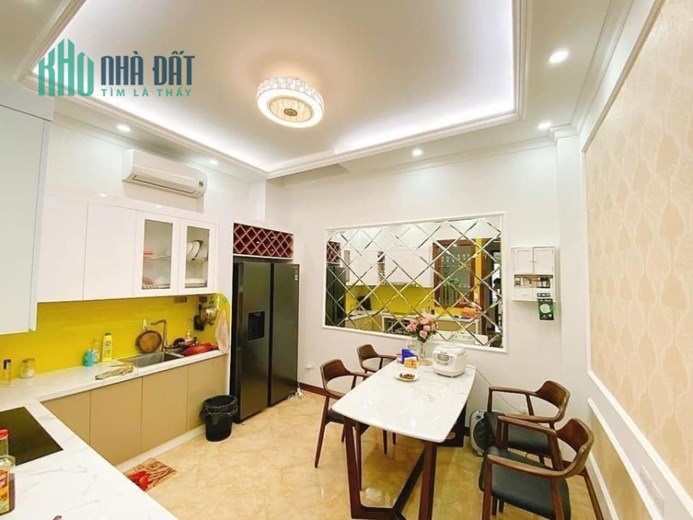 Bán Nhà HỒ #GIẢNG_VÕ. Ô TÔ ĐỖ CỬA. 45m2. 5.85Tỷ 4.5 Ngủ. Hàng Xóm THỨ TRƯỞNG