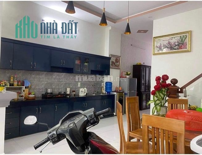 nhà NGỘP bán NHANH,ngang 5m,dài 20m, 3phòng ngủ,dọn vào ở ngay Bình Chánh