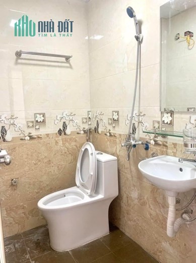 Cho thuê nhà riêng 10m2* 4 tầng tại  ngõ 269 Lạc Long Quân , Hà Nội.
