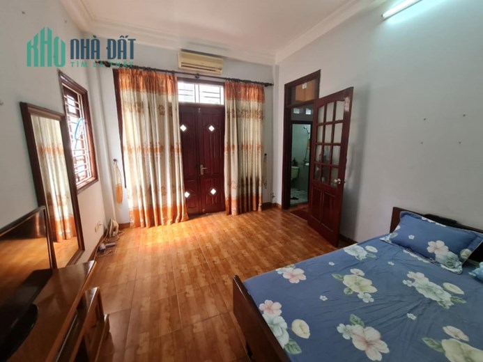 XÃ ĐÀN BA BƯỚC RA Ô TÔ TRƯỚC CỬA BA GÁC ĐUA VÀI MÉT RA PHỐ