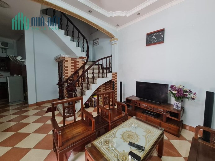 XÃ ĐÀN BA BƯỚC RA Ô TÔ TRƯỚC CỬA BA GÁC ĐUA VÀI MÉT RA PHỐ