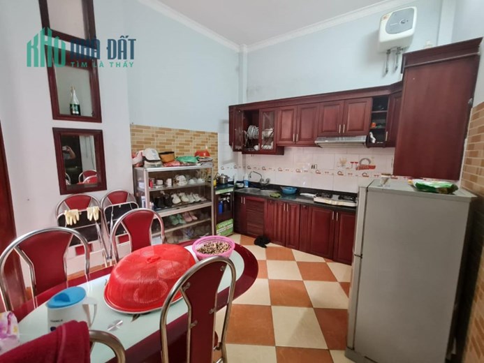 XÃ ĐÀN BA BƯỚC RA Ô TÔ TRƯỚC CỬA BA GÁC ĐUA VÀI MÉT RA PHỐ